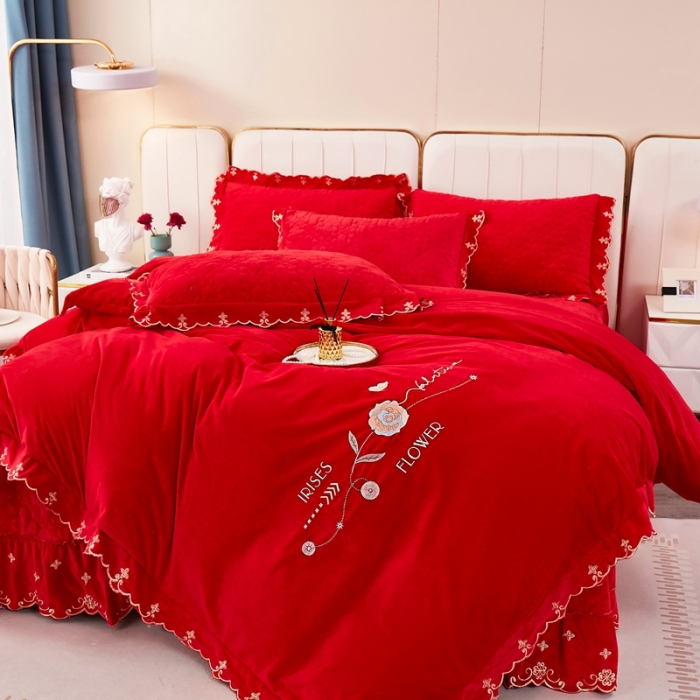 91家纺网 家纺一手货源 找家纺 卡迪亚 2023新款婴儿绒床盖款刺绣四件套床裙系列 喜庆红