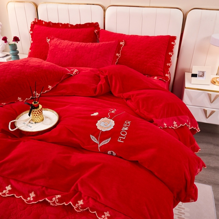 91家纺网 家纺一手货源 找家纺 卡迪亚 2023新款婴儿绒床盖款刺绣四件套床裙系列 喜庆红