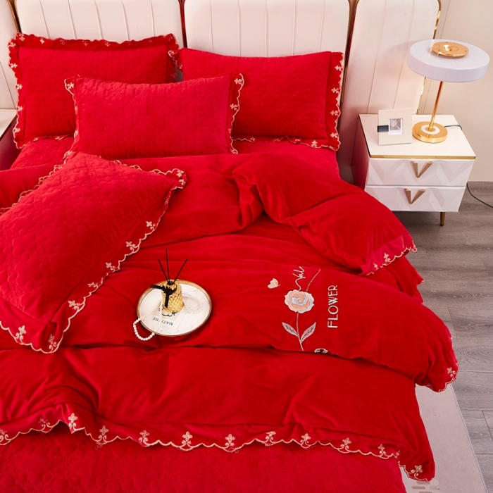 91家纺网 家纺一手货源 找家纺 卡迪亚 2023新款婴儿绒床盖款刺绣四件套床裙系列 喜庆红