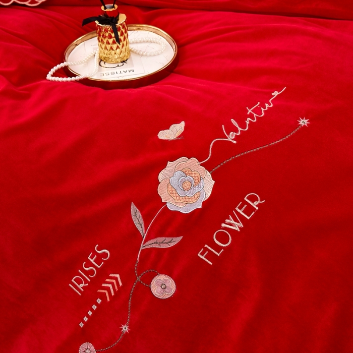 91家纺网 家纺一手货源 找家纺 卡迪亚 2023新款婴儿绒床盖款刺绣四件套床裙系列 喜庆红