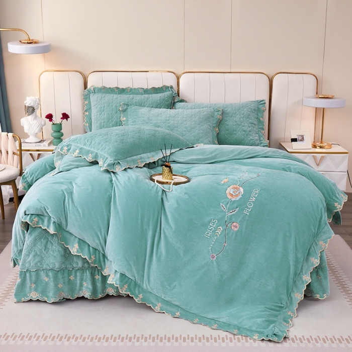 91家纺网 家纺一手货源 找家纺 卡迪亚 2023新款婴儿绒床盖款刺绣四件套床裙系列 香果绿