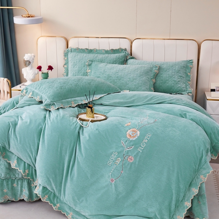 91家纺网 家纺一手货源 找家纺 卡迪亚 2023新款婴儿绒床盖款刺绣四件套床裙系列 香果绿