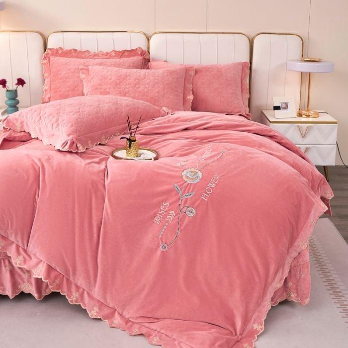 91家纺网 家纺一手货源 找家纺 卡迪亚 2023新款婴儿绒床盖款刺绣四件套床裙系列 胭脂红