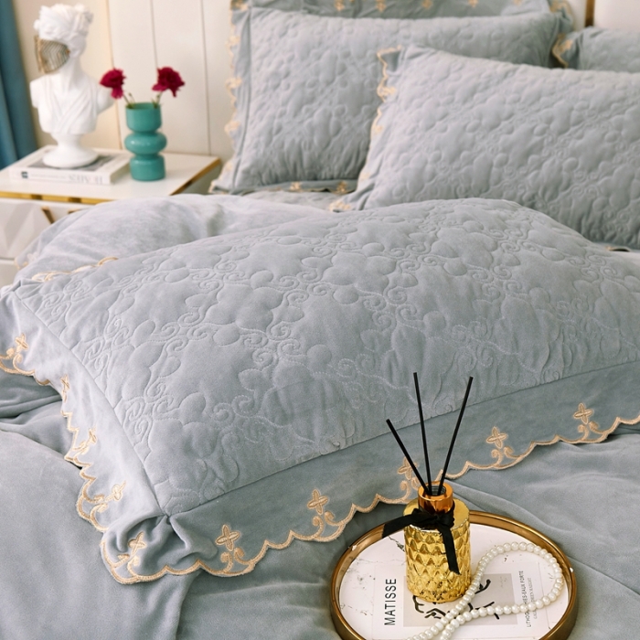 91家纺网 家纺一手货源 找家纺 卡迪亚 2023新款婴儿绒床盖款刺绣四件套床裙系列 月光灰