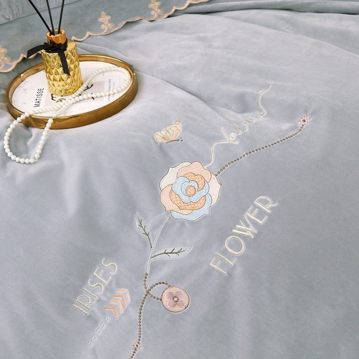 91家纺网 家纺一手货源 找家纺 卡迪亚 2023新款婴儿绒床盖款刺绣四件套床裙系列 月光灰