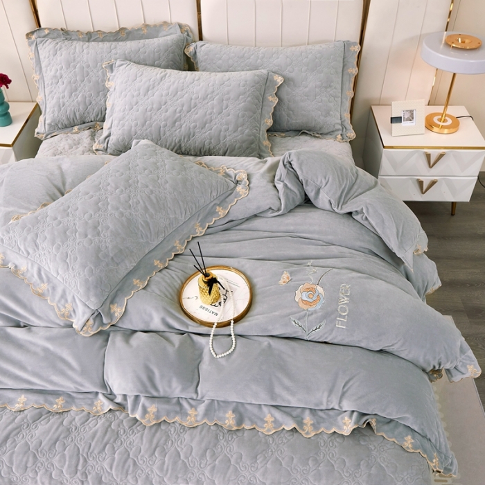 91家纺网 家纺一手货源 找家纺 卡迪亚 2023新款婴儿绒床盖款刺绣四件套床裙系列 月光灰