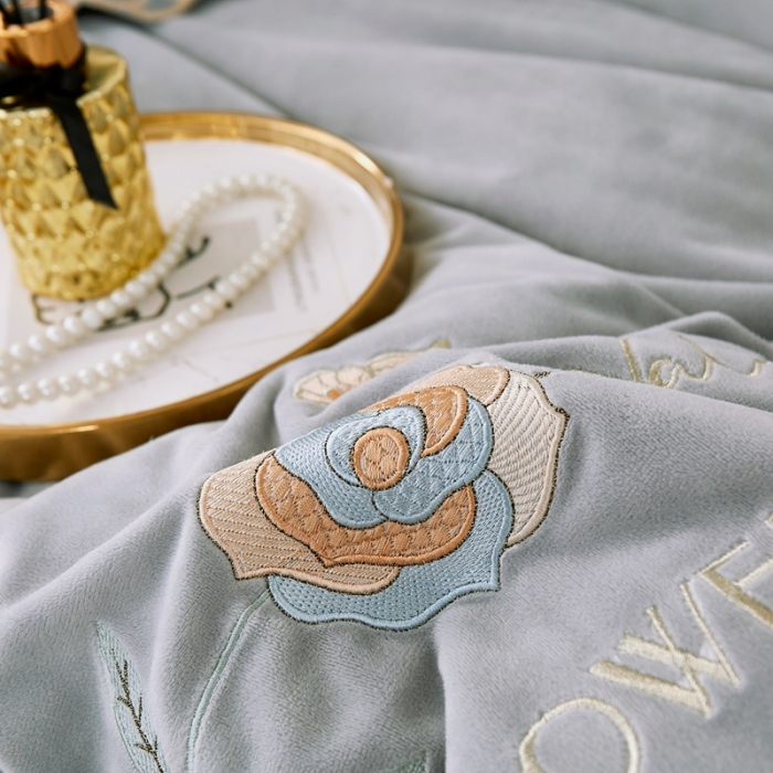 91家纺网 家纺一手货源 找家纺 卡迪亚 2023新款婴儿绒床盖款刺绣四件套床裙系列 月光灰