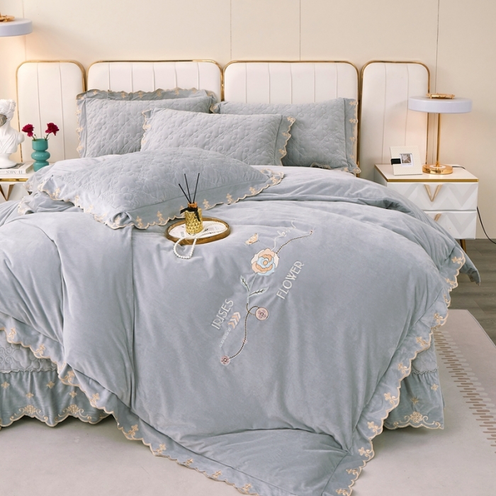 91家纺网 家纺一手货源 找家纺 卡迪亚 2023新款婴儿绒床盖款刺绣四件套床裙系列 月光灰