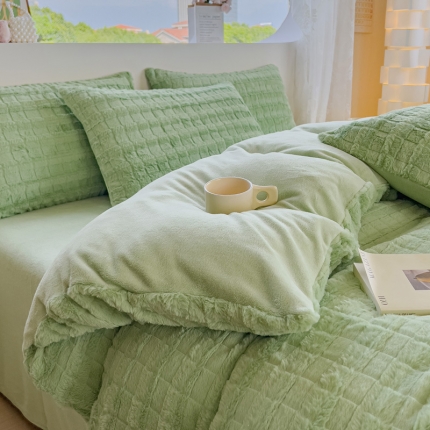 91家纺网 家纺一手货源 找家纺 （总） 大米家居 2023高克重牛奶绒兔兔绒方格系列雕花绒兔毛四件套