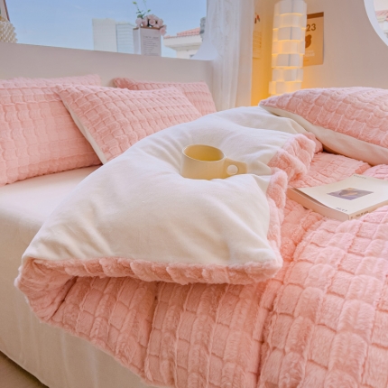 91家纺网 家纺一手货源 找家纺 （总） 大米家居 2023高克重牛奶绒兔兔绒方格系列雕花绒兔毛四件套