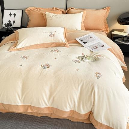 91家纺网 家纺一手货源 找家纺 2024牛奶绒刺绣四件套8.5斤加厚全工艺消光牛奶绒面料宝宝法兰水晶绒 甜梦-暖白+浅驼