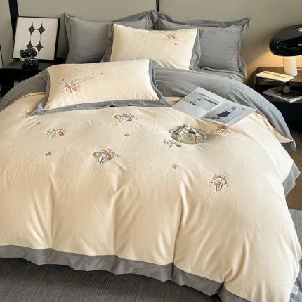 91家纺网 家纺一手货源 找家纺 2024牛奶绒刺绣四件套8.5斤加厚全工艺消光牛奶绒面料宝宝法兰水晶绒 甜梦-暖白+浅灰