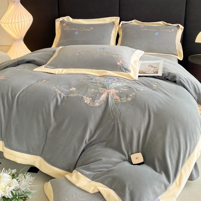 91家纺网 家纺一手货源 找家纺 2024牛奶绒刺绣四件套8.5斤加厚全工艺消光牛奶绒面料宝宝法兰水晶绒 幸福传递-浅灰