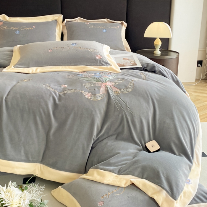 91家纺网 家纺一手货源 找家纺 2024牛奶绒刺绣四件套8.5斤加厚全工艺消光牛奶绒面料宝宝法兰水晶绒 幸福传递-浅灰