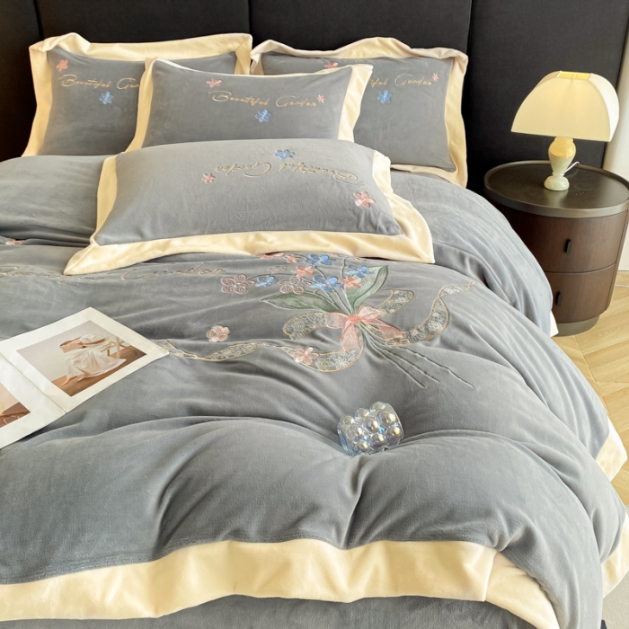 91家纺网 家纺一手货源 找家纺 2024牛奶绒刺绣四件套8.5斤加厚全工艺消光牛奶绒面料宝宝法兰水晶绒 幸福传递-浅灰