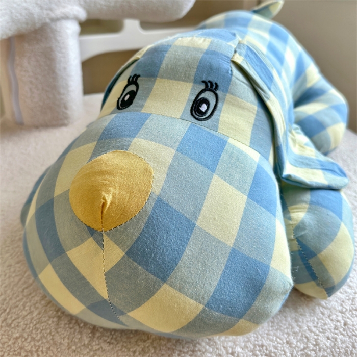 91家纺网 家纺一手货源 找家纺 三沁 2023直播爆款福利款纯棉色织水洗棉格子小萌狗趴趴狗 浅绿黄中格