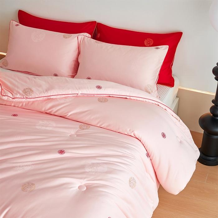91家纺网 家纺一手货源 找家纺 新款 100支天丝棉大提花蚕丝大豆被婚庆结婚喜庆大红秋冬被芯婚庆被 百年好合粉色