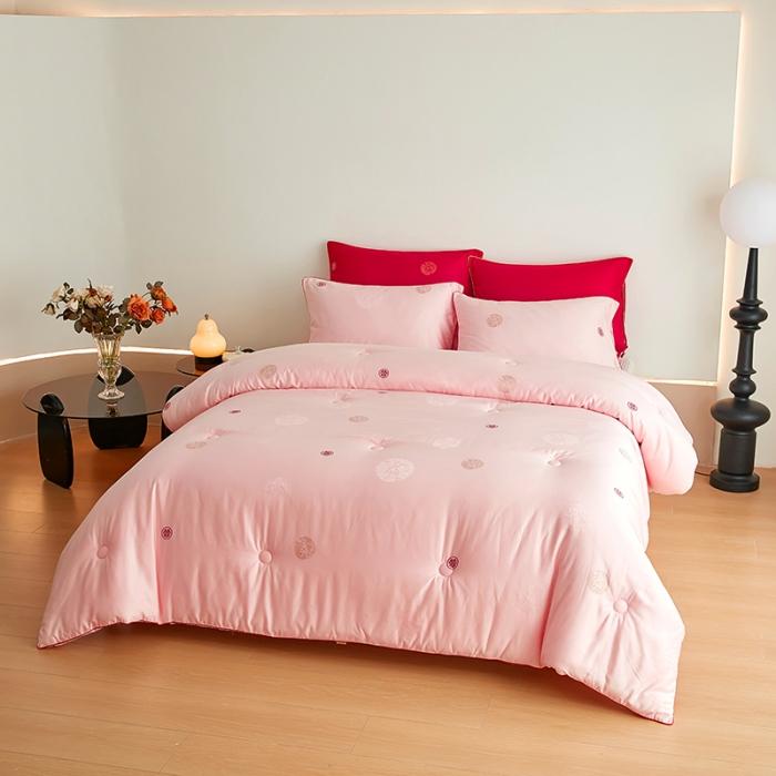 91家纺网 家纺一手货源 找家纺 新款 100支天丝棉大提花蚕丝大豆被婚庆结婚喜庆大红秋冬被芯婚庆被 百年好合粉色