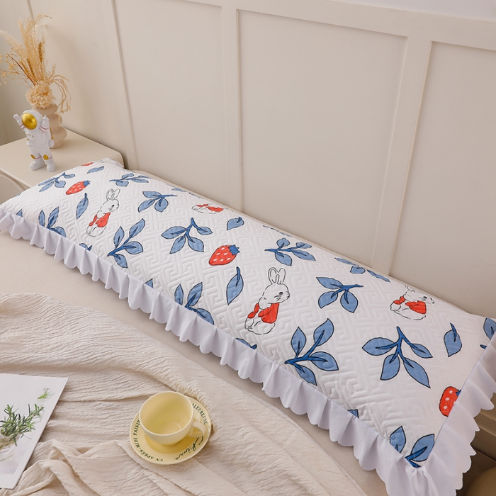 91家纺网 家纺一手货源 找家纺 艾兜坊 2023新款磨毛夹棉花边双人枕套 草莓兔