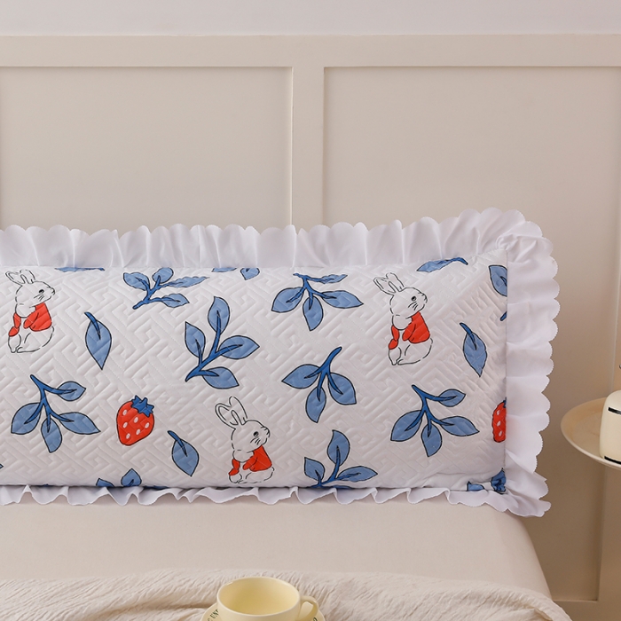 91家纺网 家纺一手货源 找家纺 艾兜坊 2023新款磨毛夹棉花边双人枕套 草莓兔