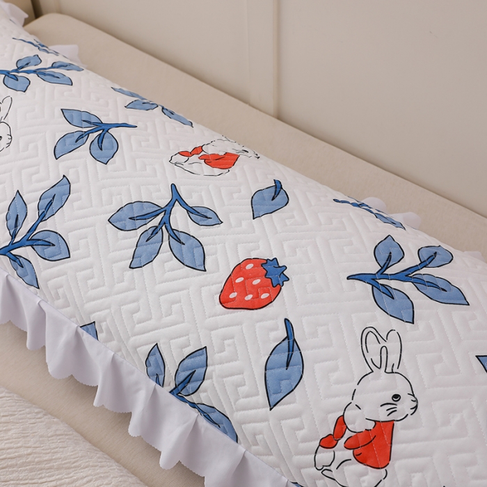 91家纺网 家纺一手货源 找家纺 艾兜坊 2023新款磨毛夹棉花边双人枕套 草莓兔