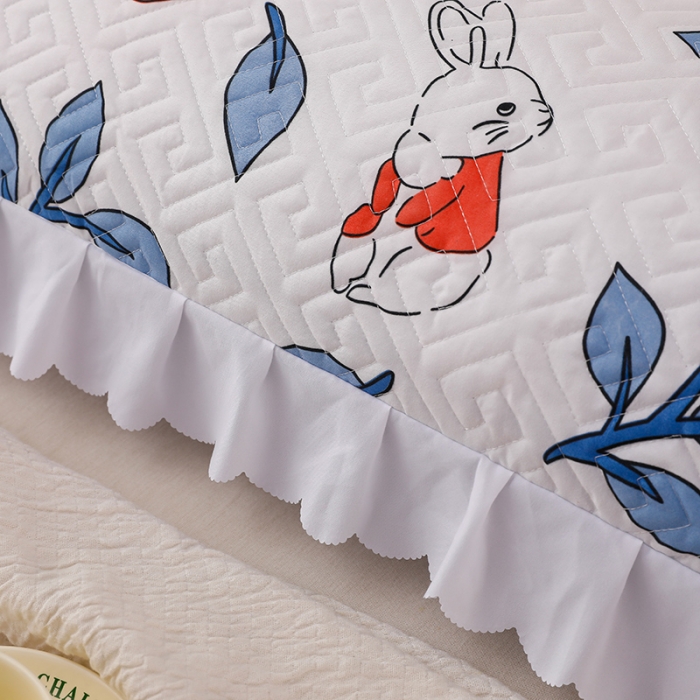 91家纺网 家纺一手货源 找家纺 艾兜坊 2023新款磨毛夹棉花边双人枕套 草莓兔