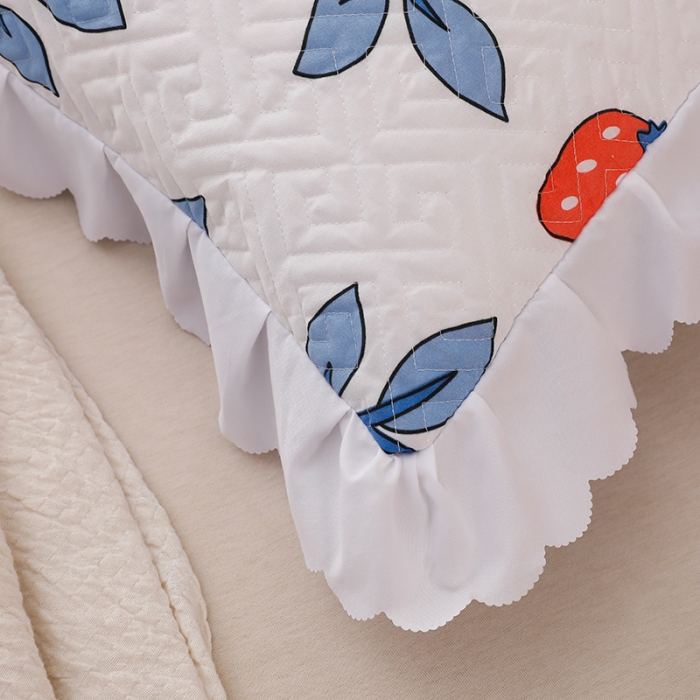 91家纺网 家纺一手货源 找家纺 艾兜坊 2023新款磨毛夹棉花边双人枕套 草莓兔