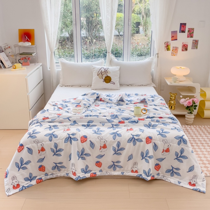 91家纺网 家纺一手货源 找家纺 艾兜坊2023新款水洗棉夏被草莓小兔