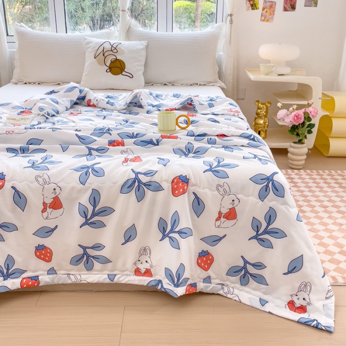 91家纺网 家纺一手货源 找家纺 艾兜坊2023新款水洗棉夏被草莓小兔