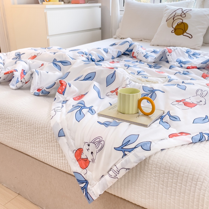 91家纺网 家纺一手货源 找家纺 艾兜坊2023新款水洗棉夏被草莓小兔