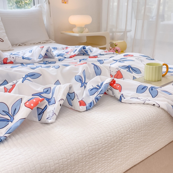 91家纺网 家纺一手货源 找家纺 艾兜坊2023新款水洗棉夏被草莓小兔