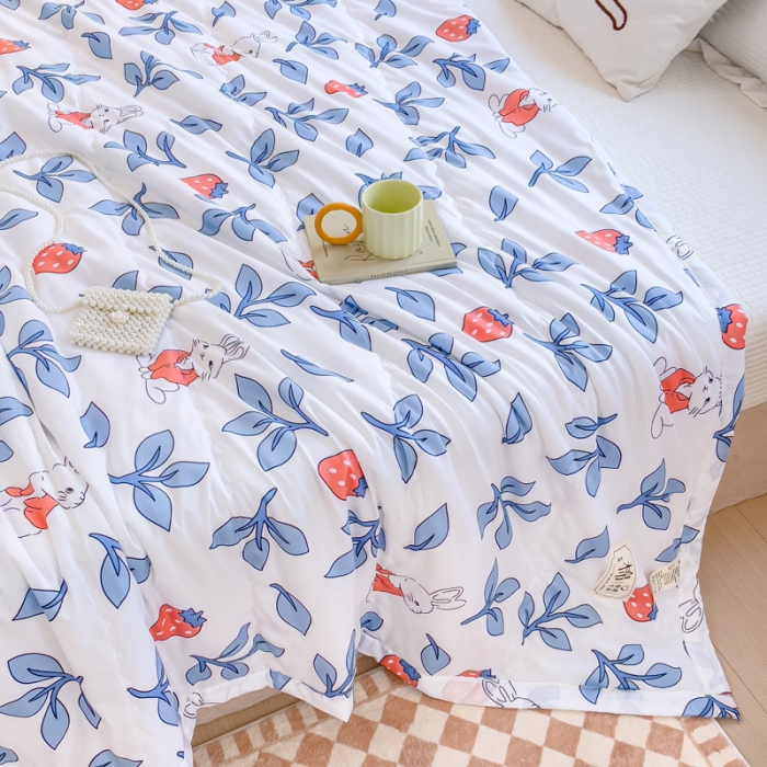 91家纺网 家纺一手货源 找家纺 艾兜坊2023新款水洗棉夏被草莓小兔