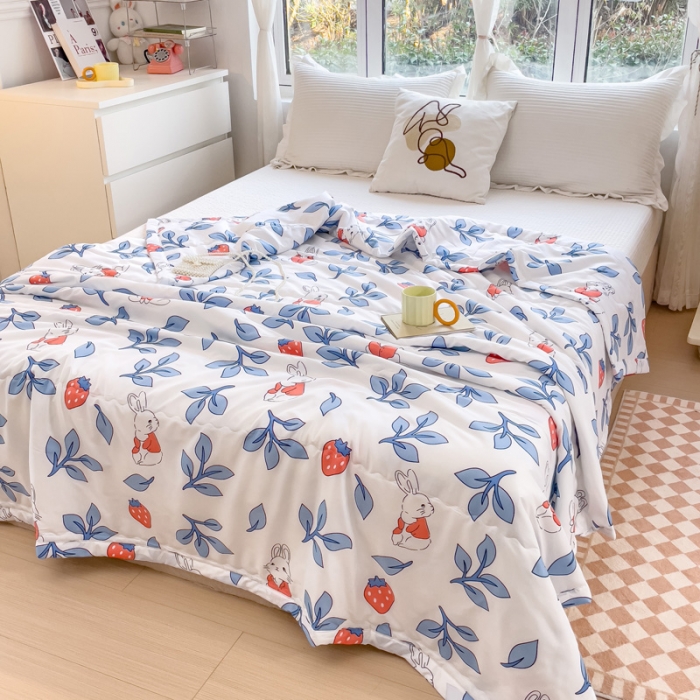 91家纺网 家纺一手货源 找家纺 艾兜坊2023新款水洗棉夏被草莓小兔