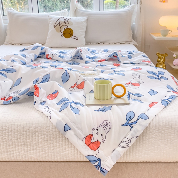 91家纺网 家纺一手货源 找家纺 艾兜坊2023新款水洗棉夏被草莓小兔