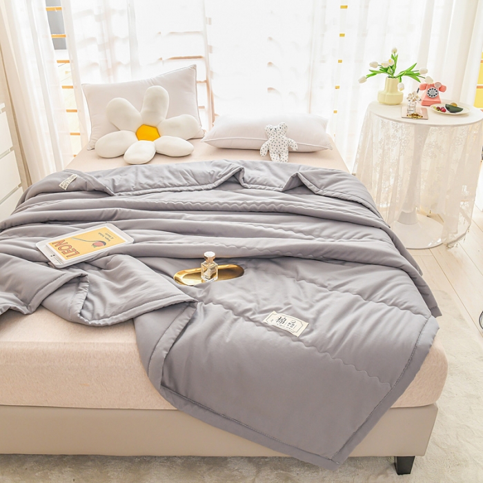91家纺网 家纺一手货源 找家纺 艾兜坊2023新款水洗棉夏被浅灰