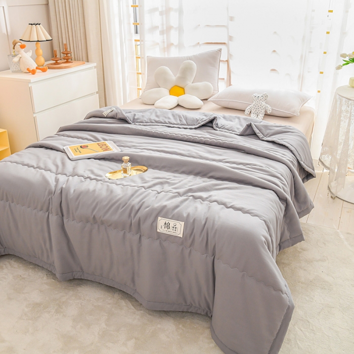 91家纺网 家纺一手货源 找家纺 艾兜坊2023新款水洗棉夏被浅灰