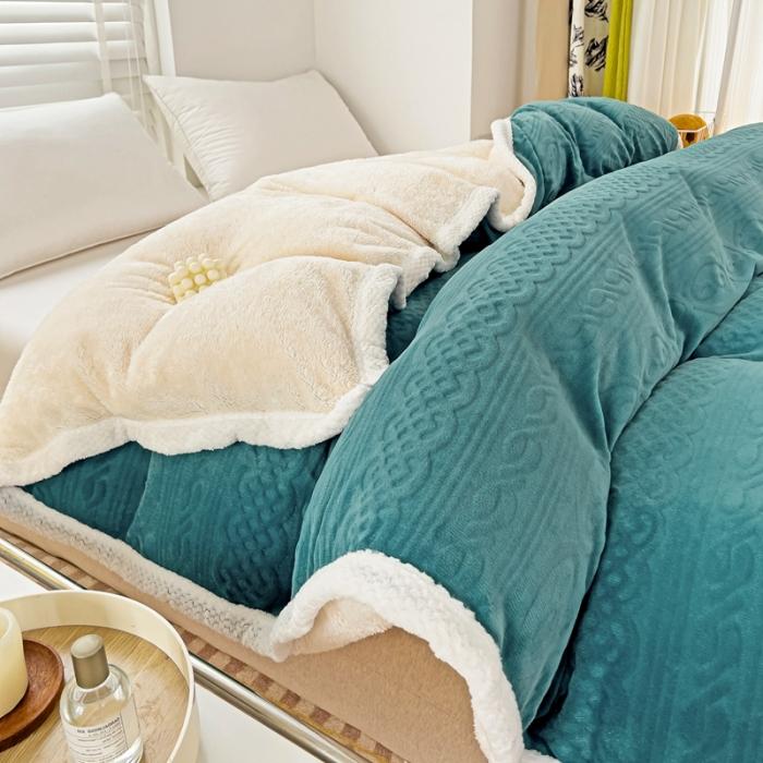 91家纺网 家纺一手货源 找家纺 法澳 2023新款220克牛奶绒雕花烂花多功能单被套 爱莎-宾利蓝