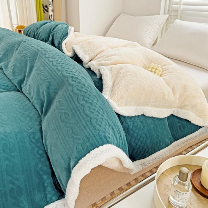 91家纺网 家纺一手货源 找家纺 法澳 2023新款220克牛奶绒雕花烂花多功能单被套 爱莎-宾利蓝