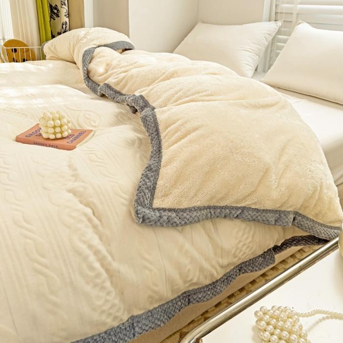 91家纺网 家纺一手货源 找家纺 法澳 2023新款220克牛奶绒雕花烂花多功能单被套 爱莎-米白