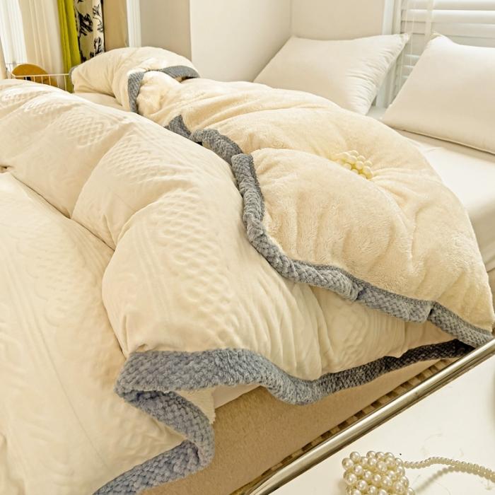 91家纺网 家纺一手货源 找家纺 法澳 2023新款220克牛奶绒雕花烂花多功能单被套 爱莎-米白