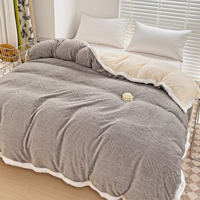 91家纺网 家纺一手货源 找家纺 法澳 2023新款220克牛奶绒雕花烂花多功能单被套 爱莎-浅灰