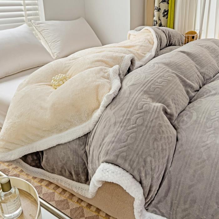 91家纺网 家纺一手货源 找家纺 法澳 2023新款220克牛奶绒雕花烂花多功能单被套 爱莎-浅灰