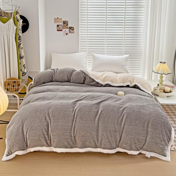 91家纺网 家纺一手货源 找家纺 法澳 2023新款220克牛奶绒雕花烂花多功能单被套 爱莎-浅灰