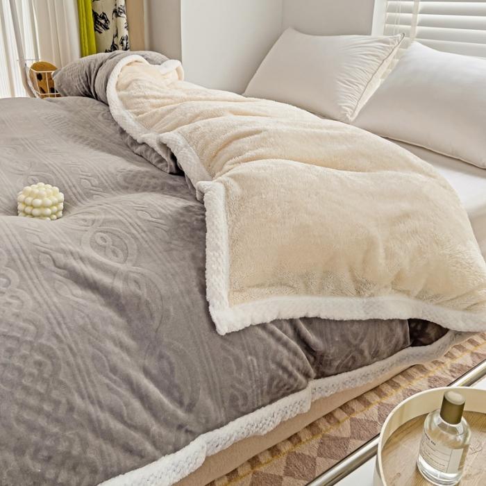 91家纺网 家纺一手货源 找家纺 法澳 2023新款220克牛奶绒雕花烂花多功能单被套 爱莎-浅灰