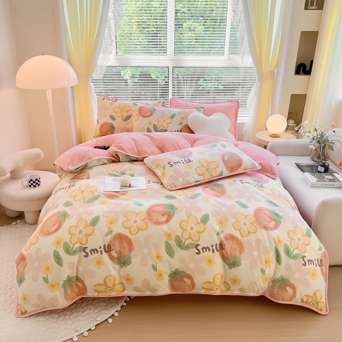 91家纺网 家纺一手货源 找家纺 琪琪阁 2023新款A棉B绒棉加绒牛奶绒四件套单被套 笑脸草莓