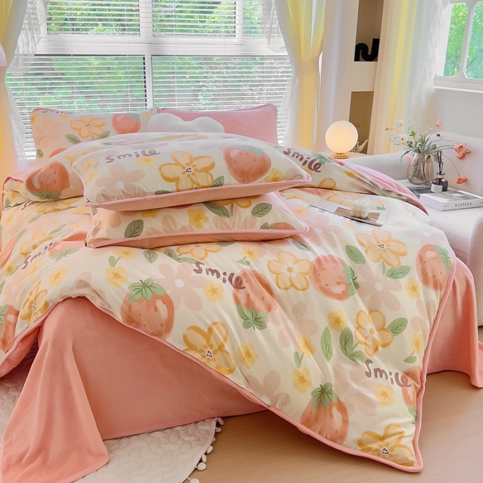 91家纺网 家纺一手货源 找家纺 琪琪阁 2023新款A棉B绒棉加绒牛奶绒四件套单被套 笑脸草莓