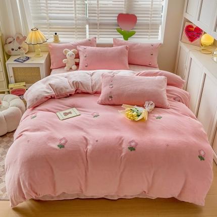 91家纺网 家纺一手货源 找家纺 麦朵 2023毛巾绣牛奶绒四件套兔兔绒四件套法莱绒满版刺绣四件套 粉色小花