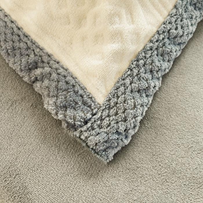 91家纺网 家纺一手货源 找家纺 法澳 2023新款220克牛奶绒雕花烂花毛毯休闲毯 爱莎-米白