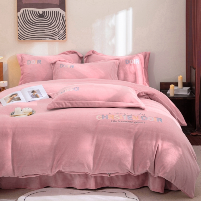 91家纺网 家纺一手货源 找家纺 绒博士 2023新款舒适保暖220克牛奶绒四件套系列 罗拉 粉色