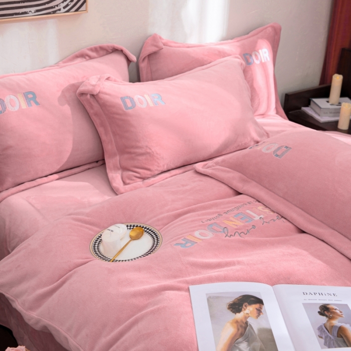 91家纺网 家纺一手货源 找家纺 绒博士 2023新款舒适保暖220克牛奶绒四件套系列 罗拉 粉色